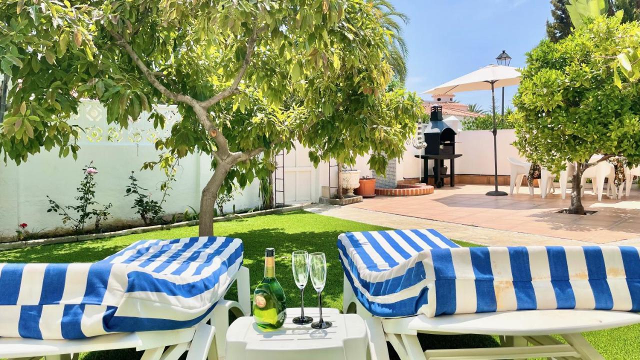 Chalet En Primera Linea Con 150m2 De Jardin Privado Torrox